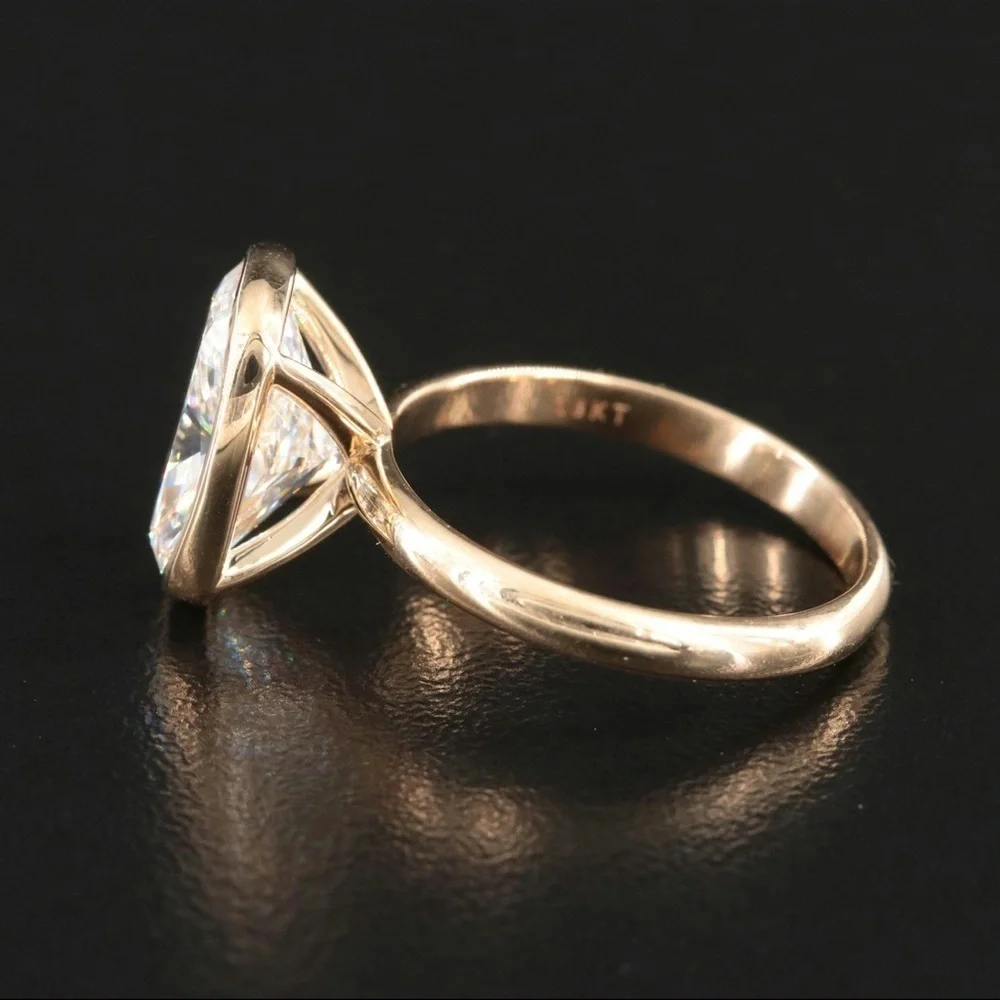 Elegant 18K Gold Ring with stunning solitaire 4.20 ct Diamond (Size 6.25)